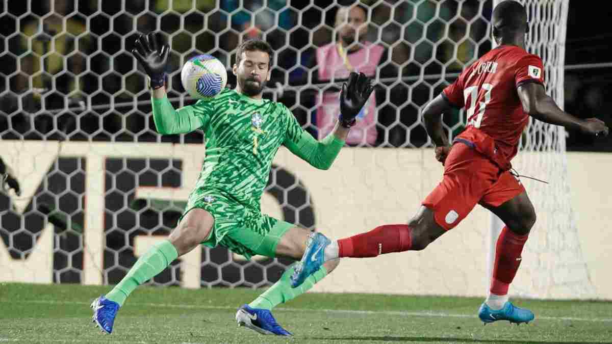 Alisson Becker Bakal Absen Bela Liverpool hingga November